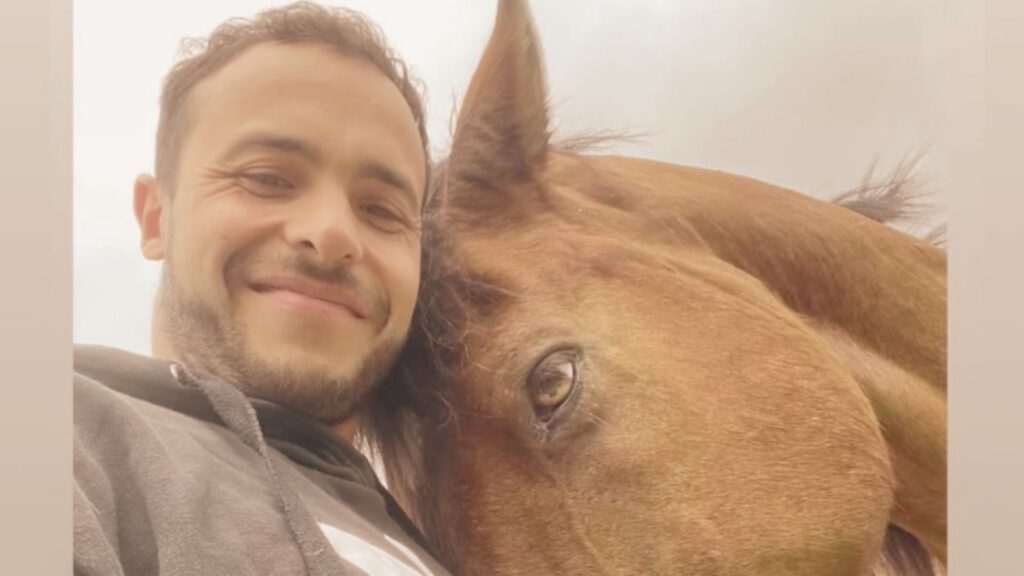 Nicolas kuschelt mit Tristan unserem verschmusten Pferd