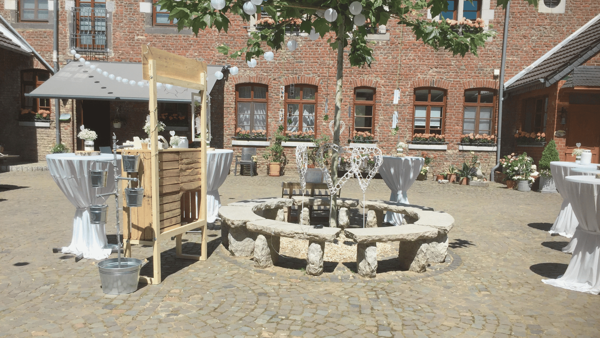 Innenhof mit Hochzeitsdekoration